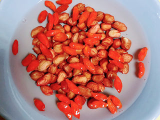 3、黄豆猪脚汤,洗好红皮花生、枸杞子待用。