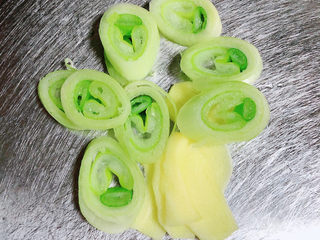 4、黄豆猪脚汤,准备好葱姜，切好待用。