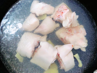 5、黄豆猪脚汤,锅中烧开水，放入猪蹄，放几片生姜、料酒去腥味，煮去血水。