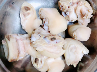 6、黄豆猪脚汤,猪蹄洗净待用。