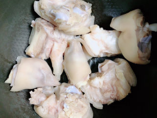 7、黄豆猪脚汤,将猪蹄放入高压锅中。