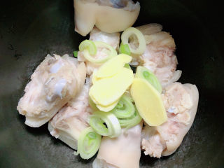 8、黄豆猪脚汤,放入葱姜。