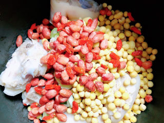 9、黄豆猪脚汤,放入黄豆、花生、枸杞子。