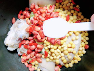 10、黄豆猪脚汤,加入盐。