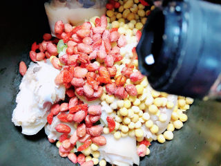 11、黄豆猪脚汤,再加入生抽。