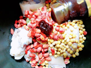 12、黄豆猪脚汤,再加入蚝油。