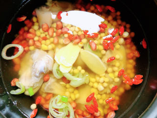 13、黄豆猪脚汤,加入适量的水，高压锅选择蹄筋按键，55分钟即可煮好。