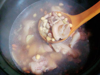 14、黄豆猪脚汤,猪蹄汤压好后，选择开盖炖煮继续炖煮20分钟。