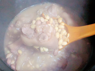 15、黄豆猪脚汤,让猪蹄汤熬煮的粘稠浓郁，撒上香葱即可出锅了！