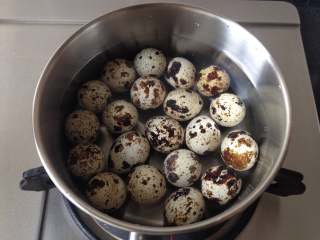 1、苏格兰蛋,鹌鹑蛋放入冷水锅中煮开后，小火再煮5分钟关火，放入冷水中浸泡5分钟