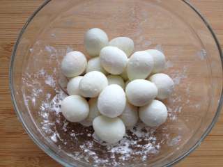 3、苏格兰蛋,放入6g左右的玉米淀粉拌匀，让每个鹌鹑蛋都裹上一层薄粉