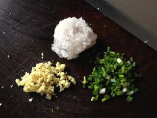 4、苏格兰蛋,备好洋葱丁、葱花、姜末
