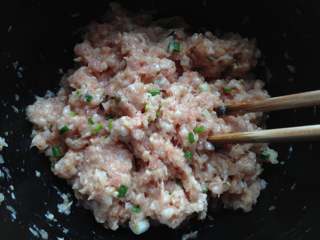 6、苏格兰蛋,朝一个方向搅拌均匀