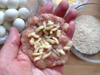 7、苏格兰蛋,取大约20g左右的肉馅放在手中按扁，把芝士碎撒在上面