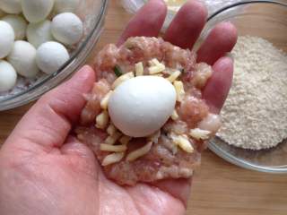 8、苏格兰蛋,再把鹌鹑蛋放在上面