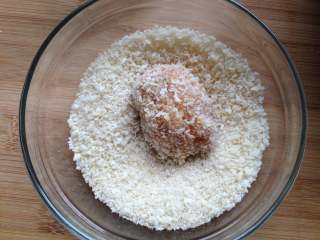 11、苏格兰蛋,再裹上一层面包糠，再用手稍微捏一捏团一团，使其更紧实一点