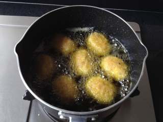 13、苏格兰蛋,锅中油热后（温度不要太高）放入肉丸，中小火炸至金黄即可