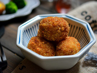 14、苏格兰蛋,出锅后最好等稍凉一会再吃，否则里面很烫，容易烫嘴