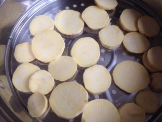 1、红薯汤圆,红薯去皮切薄片，放在蒸锅里