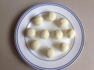 7、红薯汤圆,分成10份，搓成汤圆，未食用的汤圆可以先放入冰箱冷冻保存