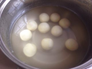 10、红薯汤圆,煮至汤圆浮起一两分钟 ，如果包入馅料的话煮的时间要长一些