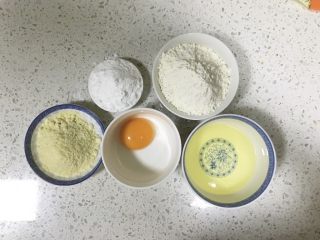 1、杏仁酥饼,准备好原材料,鸡蛋取蛋黄,细砂糖磨成糖粉,小苏打与低筋面粉混合均匀