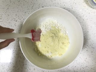 2、杏仁酥饼,把低筋面粉和杏仁粉混合均匀,因为美国蓝钻杏仁粉很细腻,不需要再过筛了哦,很方便