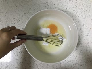 3、杏仁酥饼,另取一个容器倒入玉米油、糖粉、蛋黄