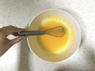 4、杏仁酥饼,用手动打蛋器搅打均匀