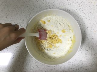 5、杏仁酥饼,倒入混合均匀的低粉和杏仁粉