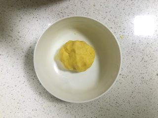 6、杏仁酥饼,用刮刀刮拌至无干面粉状态,然后弄成团即可,不要过度搅拌