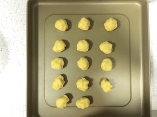 7、杏仁酥饼,把面团分为20g一个的小面团