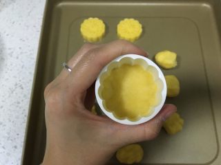 8、杏仁酥饼,把小面团放进去月饼模具中,按压,然后按压取出面团