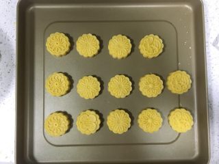 9、杏仁酥饼,把每一个面团都按压出形状,均匀放在烤盘内