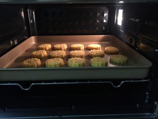 10、杏仁酥饼,烤箱提前预热175度,上下火,烤18分钟