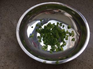 2、亲子饭,小葱，取葱绿，切葱花。