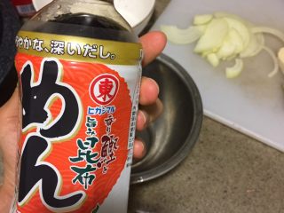 3、亲子饭,鲣鱼昆布高汤，可以用鲣鱼昆布浓缩高汤按照瓶身说明比例加水调制。小七用的是1倍浓缩高汤加4倍水。