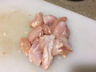 5、亲子饭,鸡腿去骨去皮，去大块黄色油脂。然后切适口大小。