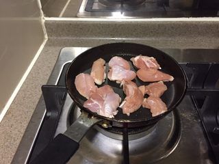 6、亲子饭,碗口大小平底锅，倒1茶匙芝麻油。抹匀锅底，小火煎鸡腿。