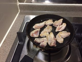 7、亲子饭,煎到鸡腿金黄翻面，另一面同样煎金黄。不用煎全熟，称出来。