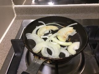 8、亲子饭,放入洋葱，小火稍微煎一下。