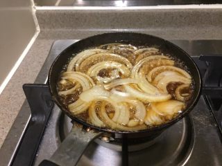 9、亲子饭,倒入酱汁，煮沸。