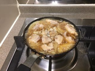 10、亲子饭,再平铺放入鸡腿块，再次煮沸。