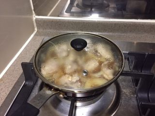 11、亲子饭,转小火盖盖，焖1-2分钟，用筷子能扎透鸡块，鸡肉就熟了。