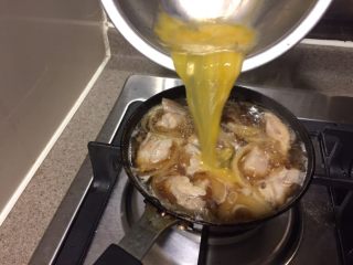 12、亲子饭,鸡肉熟了，就由锅子中央开始，画圈淋入蛋液。