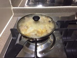 13、亲子饭,小火，盖盖子焖30秒。关火。