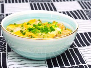 15、亲子饭,撒上葱花，可以再加点海苔粉，七味粉，白芝麻。