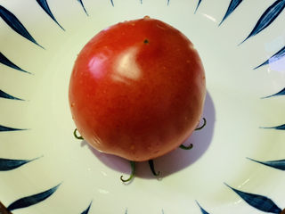 1、西红柿豆腐汤,西红柿准备一个，洗净外皮