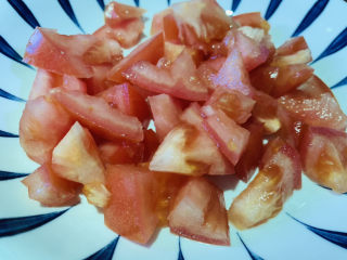 2、西红柿豆腐汤,将西红柿切小块，没有去皮，皮的营养也很好哒