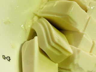 4、西红柿豆腐汤,将豆腐切适合大小